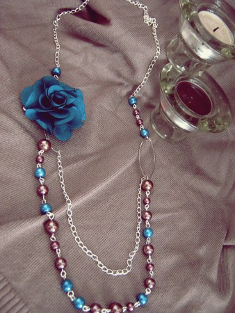 türkiz és csoki kombinációs hosszú nyaklánc, extraként a kis virág