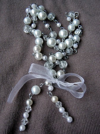 fehér és átlátszó roppantott gyöngy masnival